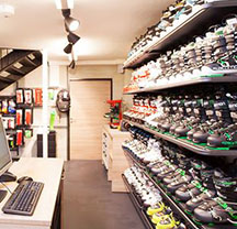 Skischuhe und Snowboards