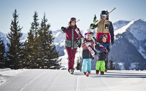 Familie im Skicircus Saalbach, Hinterglemm, Sportshop, Hagleitner, Verleipreise, Familie, Skiurlaub